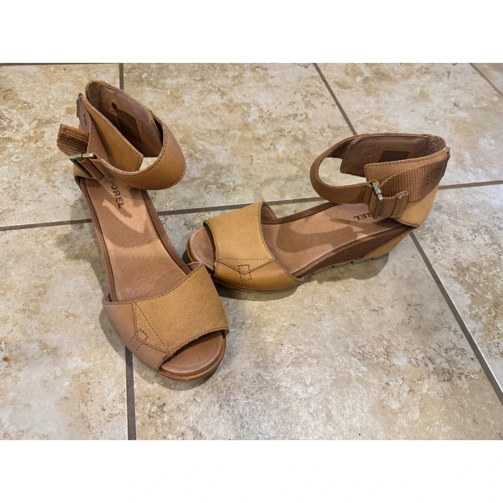 Sorel Joanie II Ankle Strap Wedge Sandals Tan Leather Scalloped Sole Women